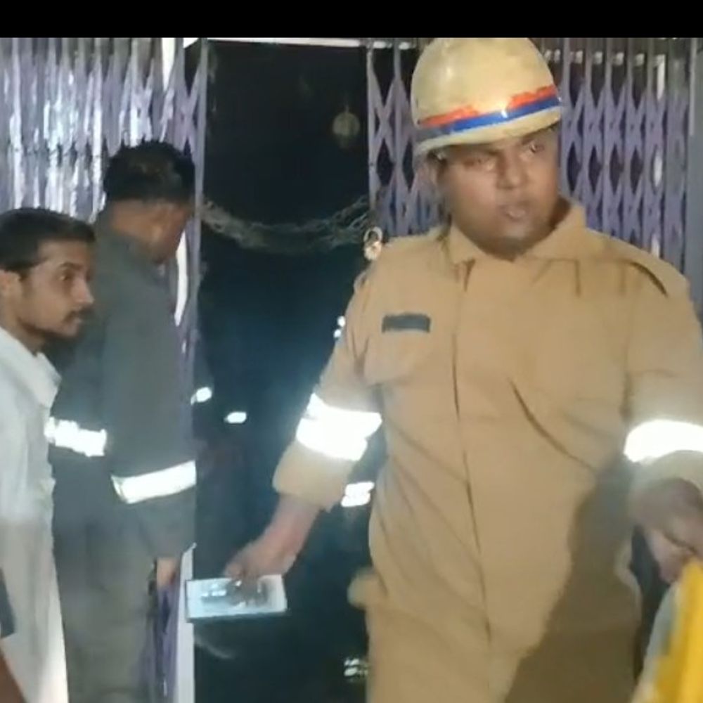 औरैया के कैफ्री गोल्ड लोन ऑफिस में आग:शॉर्ट सर्किट से लगी आग, दमकल ने बुझाया; कोई हताहत नहीं