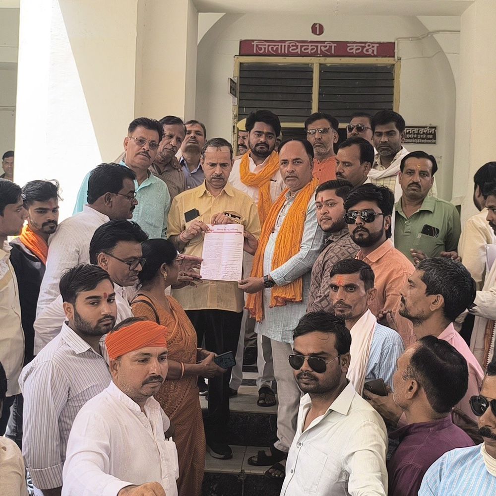 मैनपुरी में विश्व हिंदू परिषद ने जिलाधिकारी को सौंपा ज्ञापन:जिहादी मानसिकता, अवैध कब्जों पर कार्रवाई की मांग