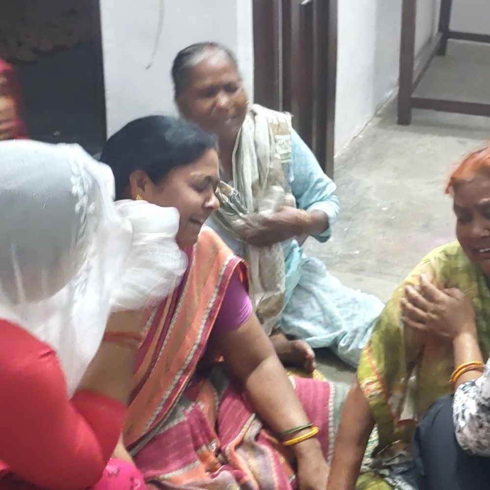 दवा लेने निकली छात्रा का शव मिला:फर्रुखाबाद में 15 फीट गहरी खाई में पड़ा था, सिर-गर्दन पर चोट