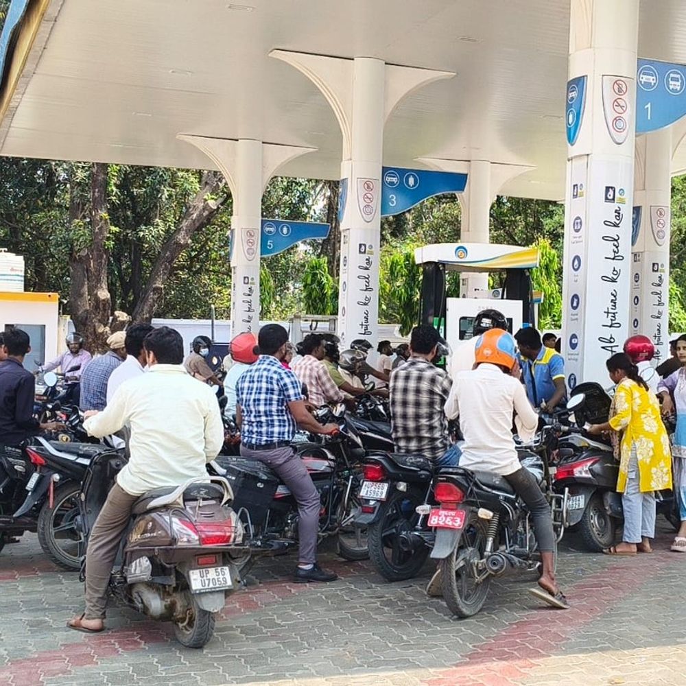 नेपाल में महंगा ईंधन, भारतीय सीमा पर असर:महराजगंज के नौतनवा के पेट्रोल पंपों पर भीड़, प्रशासन ने तय की सीमा