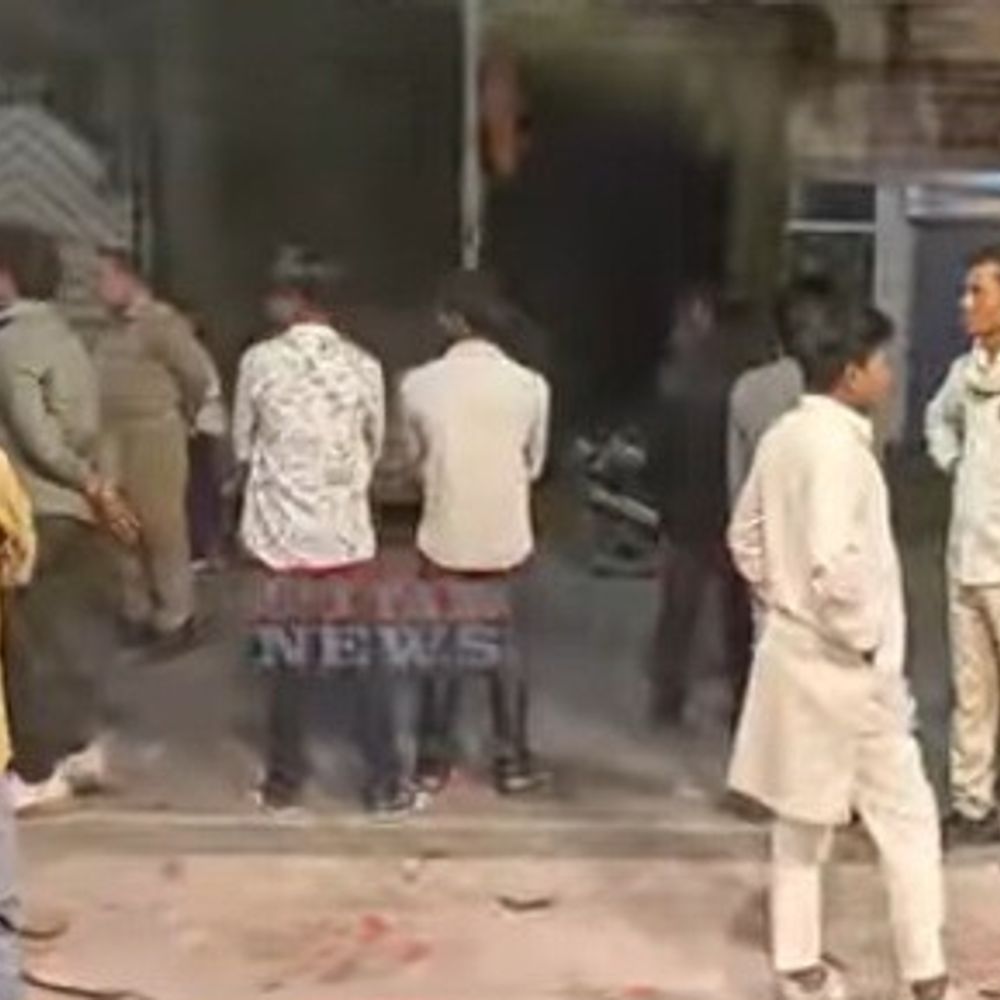 भदोही में कार ने तीन युवकों को कुचला:एक की मौत, दो गंभीर घायल, शादी समारोह से लौटते समय औराई रोड पर हुआ हादसा