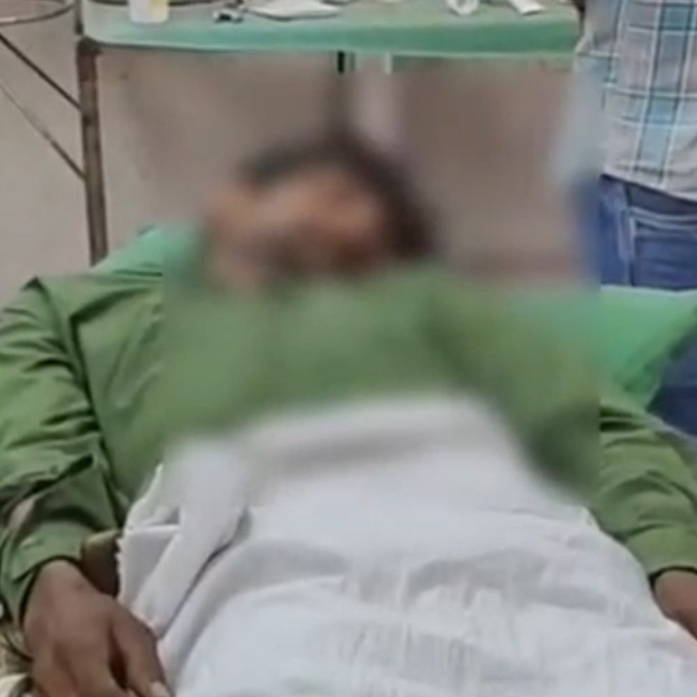 हाथरस में जर्जर खंभा गिरने से युवक की मौत:घर के पास बैठा हुआ था, अचानक से सिर पर गिरा