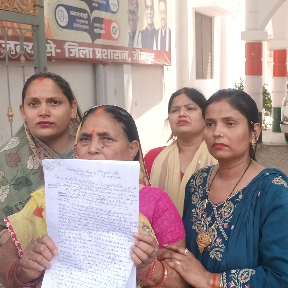 जौनपुर में महिला ने घर कब्जाने का आरोप लगाया:डीएम से शिकायत, लाखों के जेवर-नकदी भी लूटे जाने का आरोप