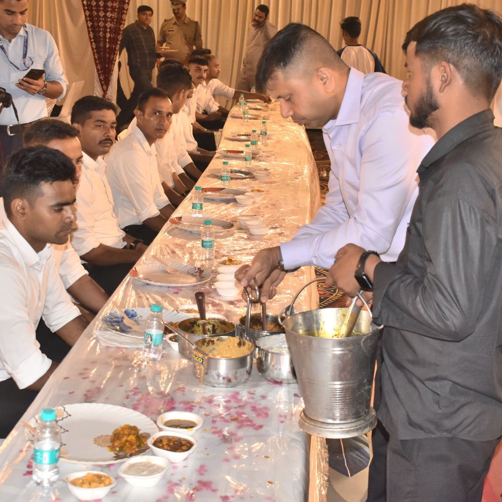 रिक्रूट्स की ट्रेनिंग पूरी, अधिकारियों ने परोसा भोजन:मैनपुरी पुलिस लाइन में 'बड़ा खाना' कार्यक्रम हुआ, टीम स्पिरिट का संचार किया