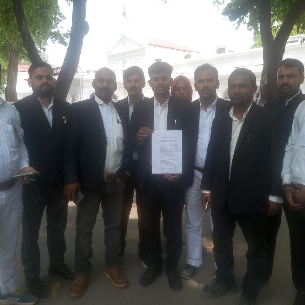 जन्म प्रमाण पत्र जारी करने में अनियमितता का आरोप:बलिया में वकीलों ने डीएम को ज्ञापन सौंपकर सुधार की मांग की