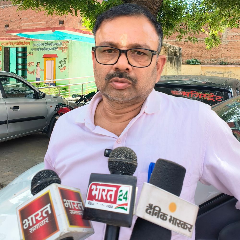 घाटमपुर तहसील दिवस में ADM- SDM ने सुनीं शिकायतें:युवक बोला- लेखपाल के साथ रहने वाले व्यक्ति ने सांठ-गांठ से मेरी जमीन बेच डाली