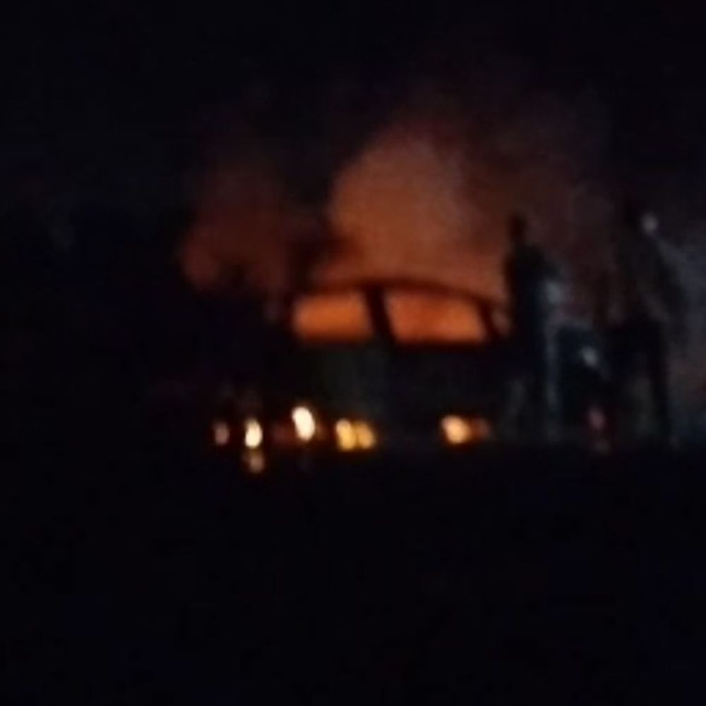 हाथरस में चलती कार में लगी आग:मथुरा-बरेली हाईवे पर हुआ हादसा, दमकल कर्मियों ने बुझाई आग