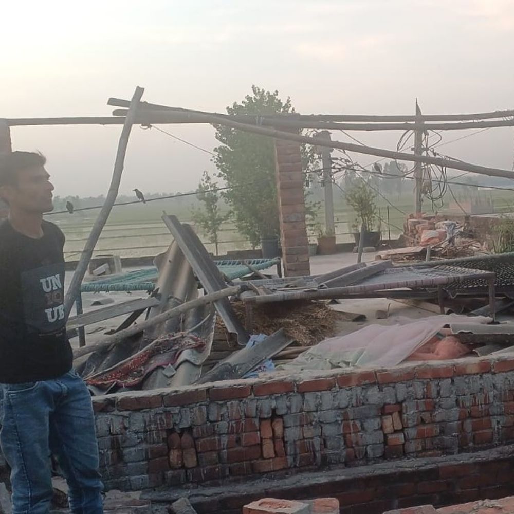 मुरादाबाद में आंधी-तूफान में दीवार गिरी, दंपति की मौत:आंगन में सोते समय समय हादसा, अस्पताल पहुंचने पर डॉक्टरों ने मृत घोषित किया