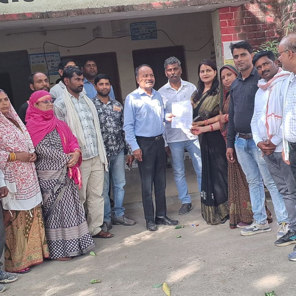 कानपुर देहात में मनरेगा कर्मियों की कलम बंद हड़ताल:2021 से लंबित मांगों पर कार्रवाई न होने से नाराजगी