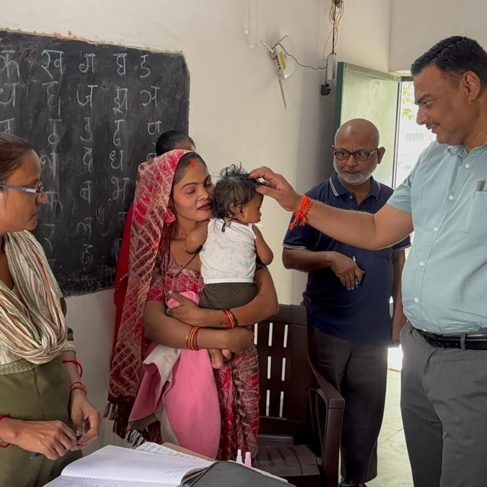 मिर्जापुर बजहा विद्यालय में जिलाधिकारी ने किया औचक निरीक्षण:बच्चों की कम उपस्थिति और आंगनबाड़ी की बदहाली पर जताई नाराजगी