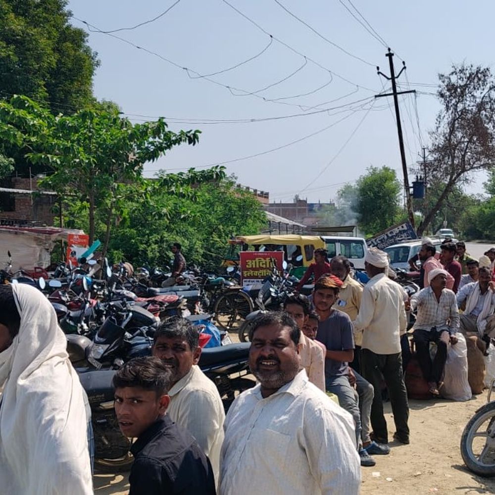 गैस एजेंसी पर ₹426 अतिरिक्त शुल्क का आरोप:ग्राहक बोले- अतिरिक्त पैसे मांगे गए, न देने पर सिलेंडर नहीं दिया जा रहा