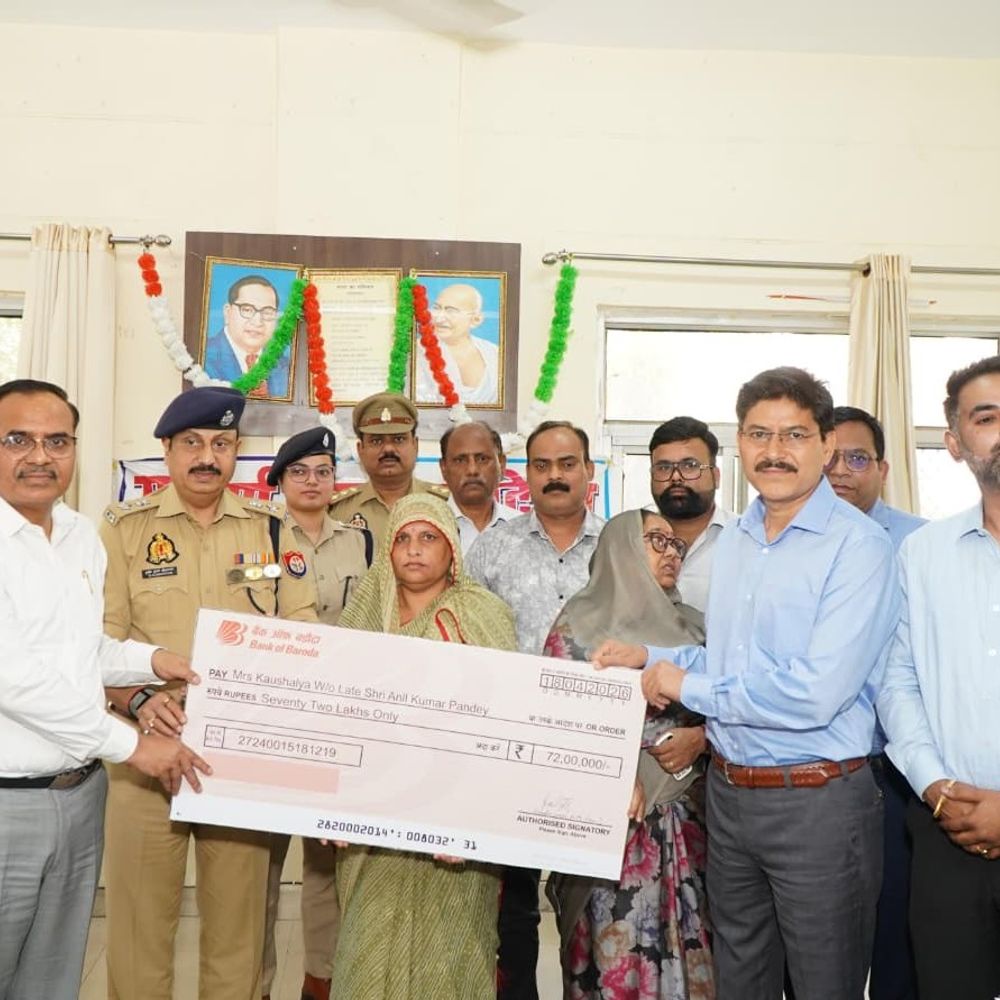 पुलिस ने अनुचर के परिवार को 72 लाख रुपए दिए:उत्तर प्रदेश पुलिस व बैंक ऑफ बड़ौदा समझौते के तहत मिली आर्थिक सहायता