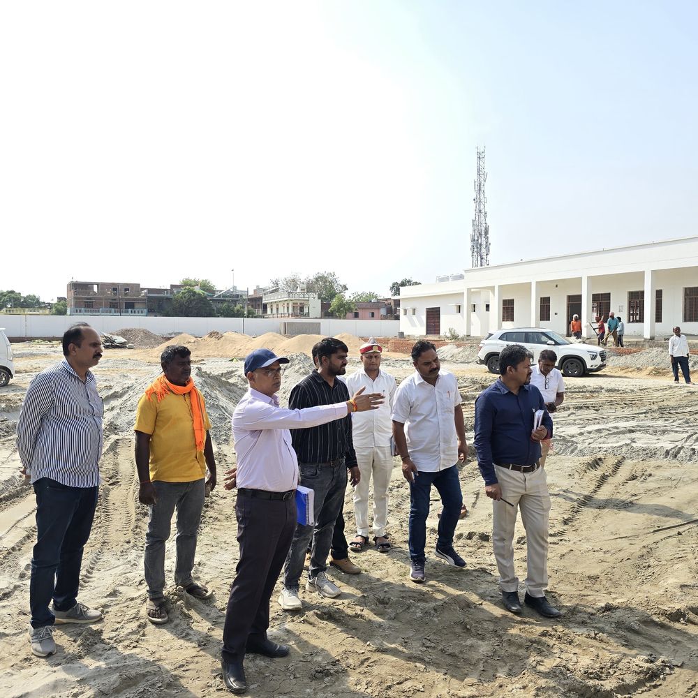 घोसी बस स्टेशन पुनर्निर्माण का CDO ने किया निरीक्षण:गुणवत्ता रहित कार्य पर जताई नाराजगी, एक सप्ताह में मांगी रिपोर्ट