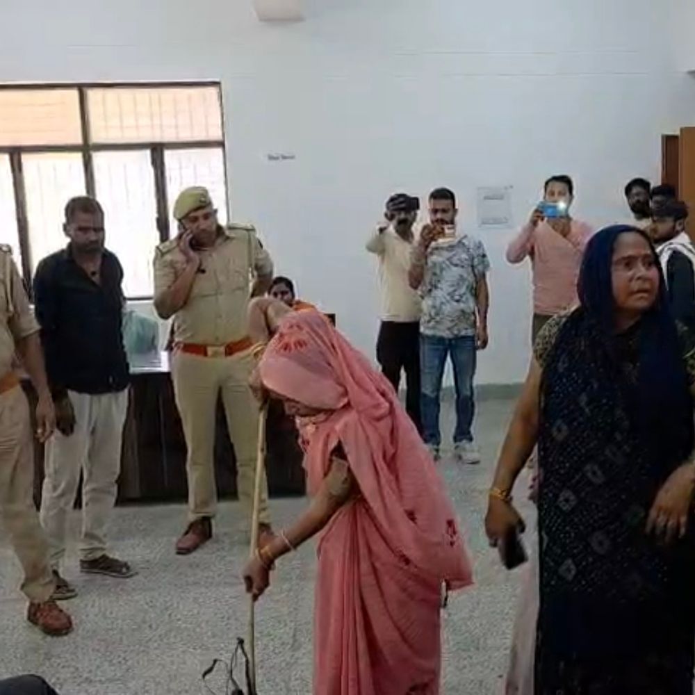 हमीरपुर में स्मार्ट मीटर को लेकर महिलाओं ने किया प्रदर्शन:बिजली कटौती से परेशान होकर तहसील दिवस में पहुंचीं थीं महिलाएं