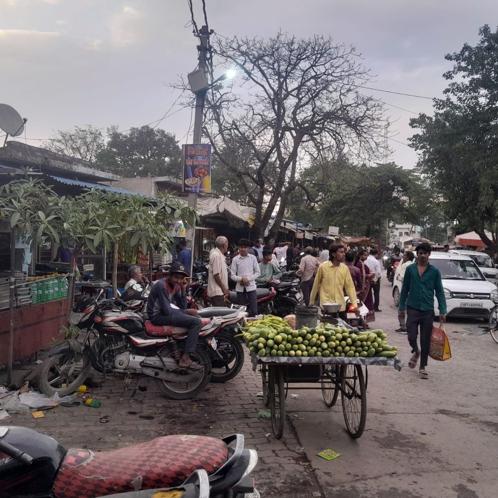 कानपुर देहात में अतिक्रमण से सड़कें संकरी हुईं:ठेले-दुकानों से फुटपाथ गायब, आवागमन में परेशानी