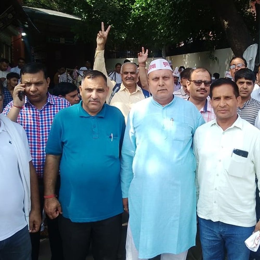 विद्यालय निरीक्षक कार्यालय पर लापरवाही का आरोप:औरैया में शिक्षकों-कर्मचारियों के वेतनमान स्वीकृति में देरी से रोष