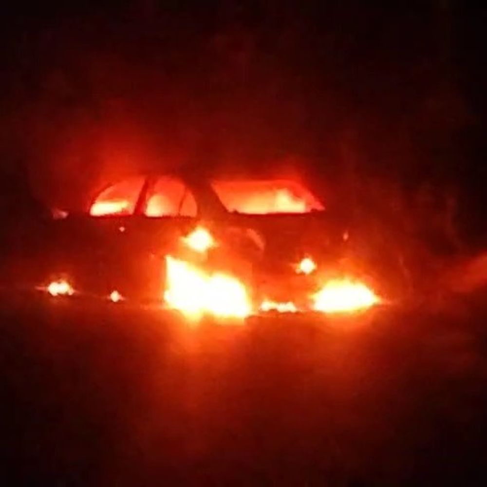 आजमगढ़ में देर रात दो कारों में जोरदार टक्कर:जलकर राख हुई सेडान कार, दूसरी गाड़ी में सवार जौनपुर के रहने वाले चारों लोग सुरक्षित