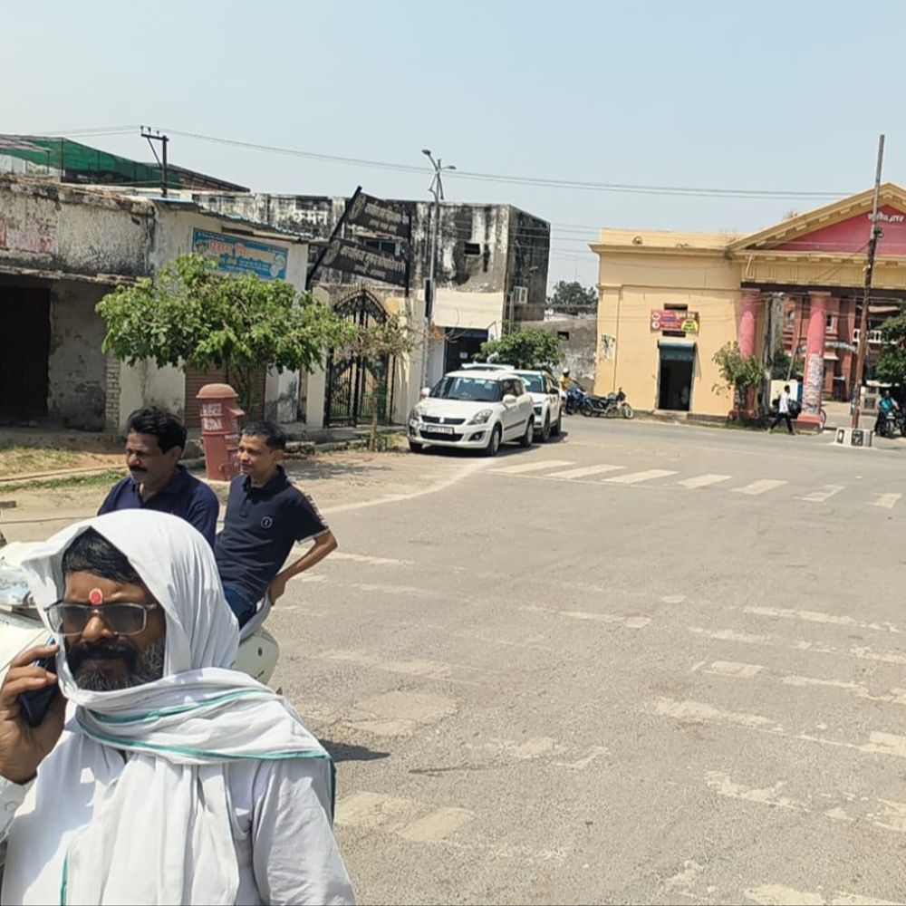 आजमगढ़ में भीषण गर्मी से सड़कों पर सन्नाटा:गमछे और छाते बने सहारा, 10 दिनों तक नहीं है राहत की उम्मीद