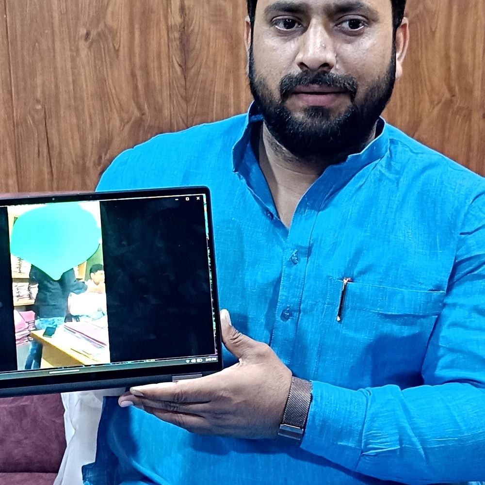 आजमगढ़ में जिला पंचायत के बाबू पर गंभीर आरोप:भाजपा के पूर्व जिला अध्यक्ष बोले भ्रष्टाचार के आकंठ में डूबा हुआ है जिला पंचायत