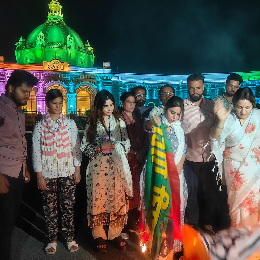लखनऊ विधान भवन के सामने सपा-कांग्रेस का झंडा जलाया:मुलायम सिंह की बहू अपर्णा यादव ने जलाया झंडा , महिला आरक्षण बिल पास न होने पर जताई नाराजगी