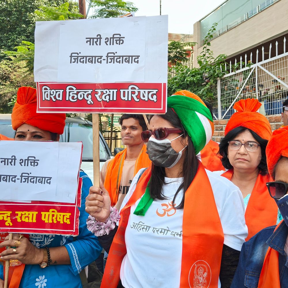 लखनऊ में राहुल गांधी की तस्वीर पैरों से रौंदा:VHRP का विरोध प्रदर्शन, महिला आरक्षण बिल पास न होने पर विपक्ष पर जताई नाराजगी, प्रदर्शनकारी बोली- राहुल अखिलेश महिला विरोधी