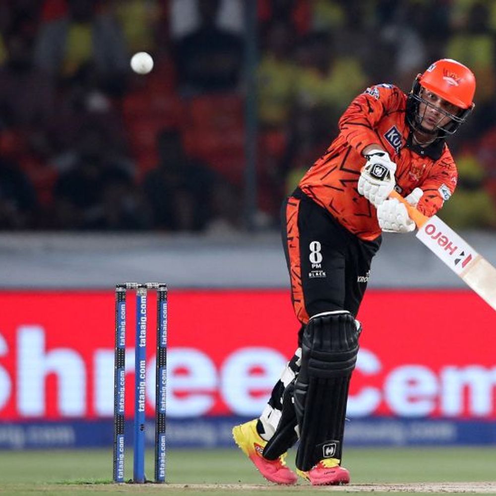 IPL में हैदराबाद vs चेन्नई:SRH ने 2 गेंद पर 2 विकेट गंवाए, मुकेश कुमार ने हेड और किशन को कैच कराया