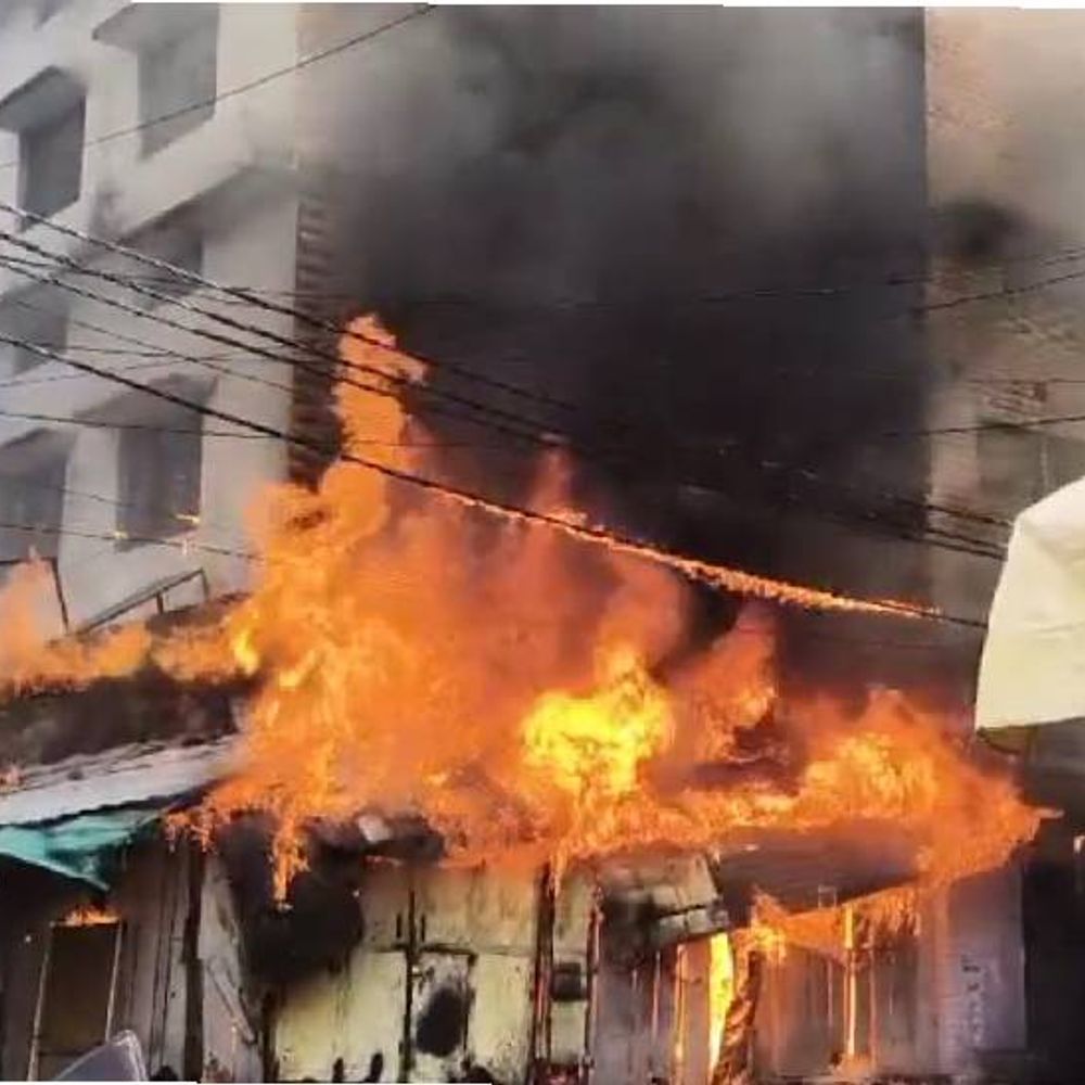 झांसी में 6 दुकानों में भीषण आग लगी:एक घंटे तक 20 फीट तक उठती रही लपटे, SDM-CO मौके पर