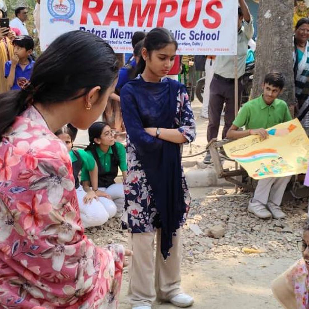 सफाई के लिए सड़क पर उतरे रैंपस के स्टूडेंट्स:गोरखपुर में नुक्कड़ नाटक किया, लोगों को गंदगी न फैलाने का दिया संदेश