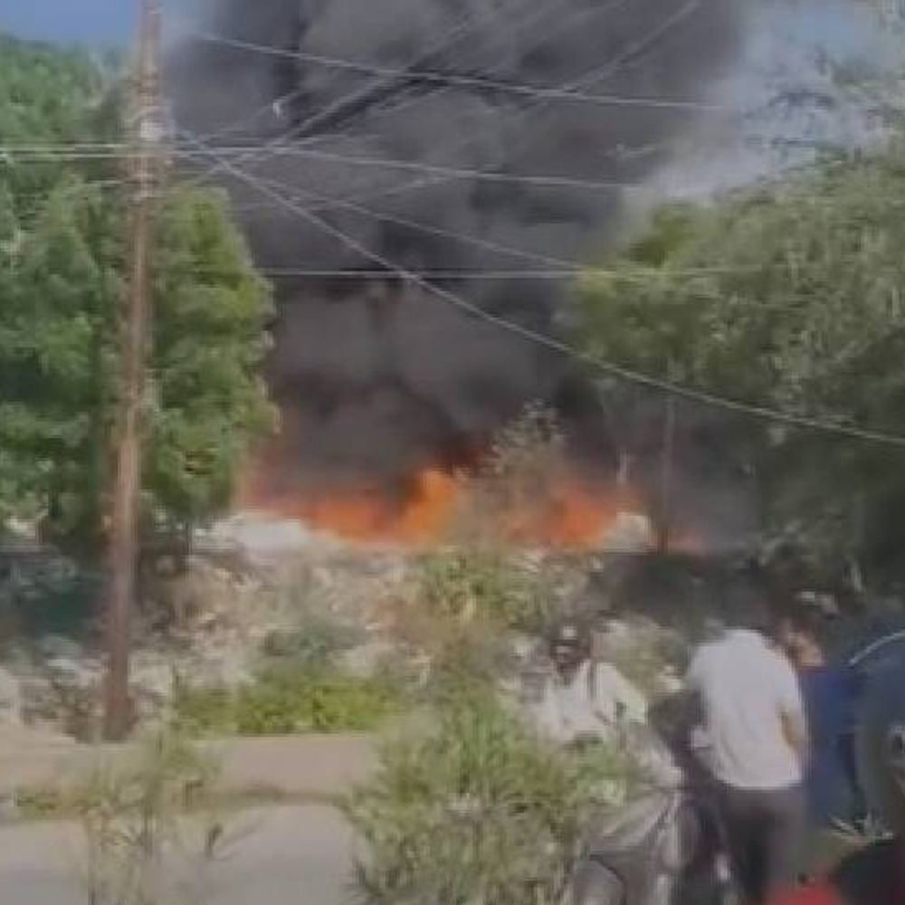 नोएडा में कबाड़ की गोदाम में लगी आग:दमकल की 3 गाड़ियों ने 45 मिनट में पाया काबू, कई किलोमीटर तक दिखा धुआं