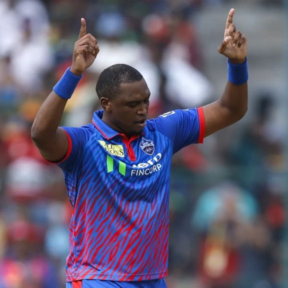 IPL में बेंगलुरु-दिल्ली, RCB का तीसरा विकेट गिरा:पडिक्कल के बाद सॉल्ट आउट; टीम का स्कोर 100 रन पार