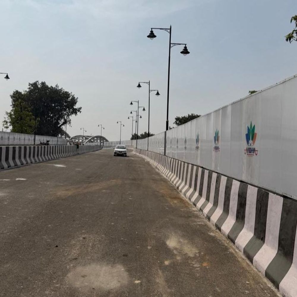 मौदहा आरओबी पर दो लेन का आवागमन हुआ शुरू:155 करोड़ की परियोजना से जाम से मिलेगी राहत, दुर्घटनाएं भी होंगी कम