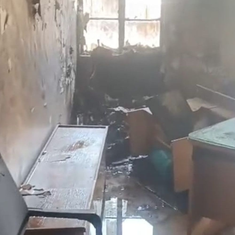 असिस्टेंट प्रोफेसर एग्जाम सेंटर में लगी आग:अभ्यर्थियों और स्टाफ को सुरक्षित बाहर निकाला, एसी में शार्ट सर्किट से जला प्रिंसिपल का रूम