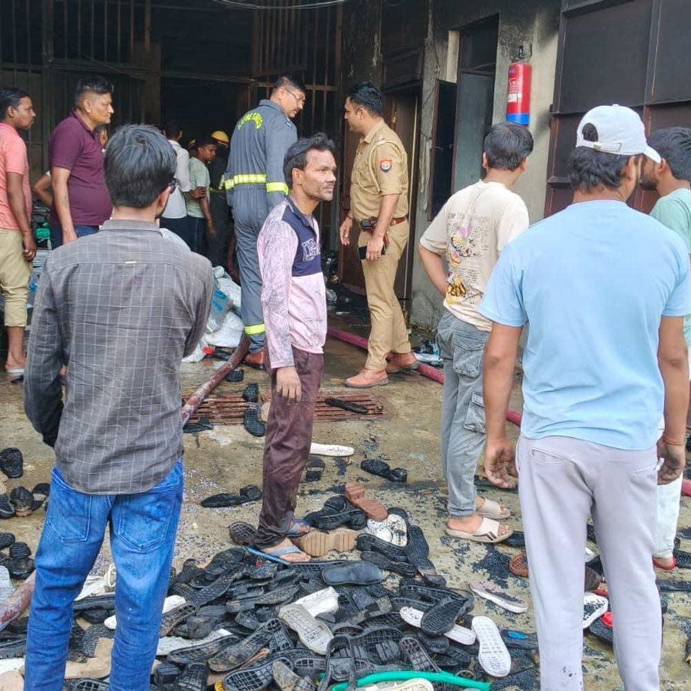 आगरा में जूते के सोल की फैक्ट्री में लगी आग:धुआं देख मची भगदड़, एक घंटे की मशक्कत के बाद बुझी आग