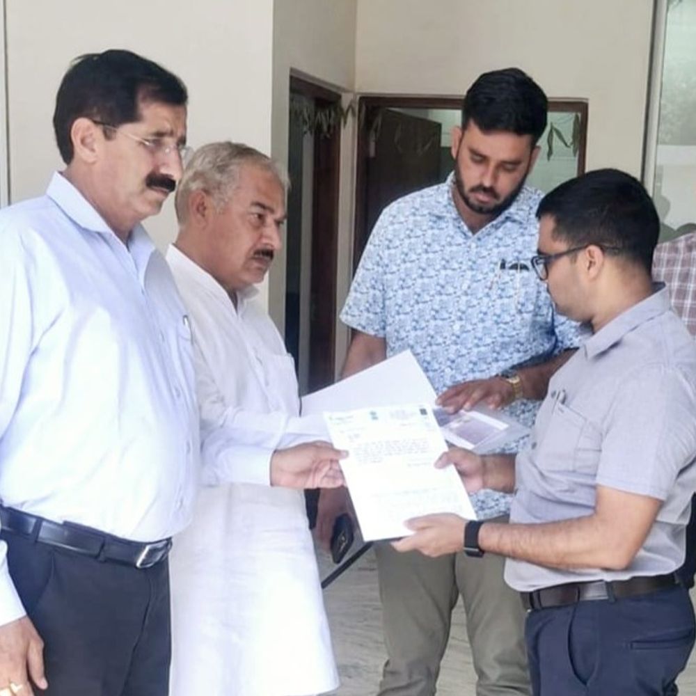 मेरठ में रालोद नेताओं ने नगर निगम पर लगाए आरोप:पार्कों और सड़कों की बदहाल स्थिति को लेकर नगर आयुक्त को सौंपा ज्ञापन