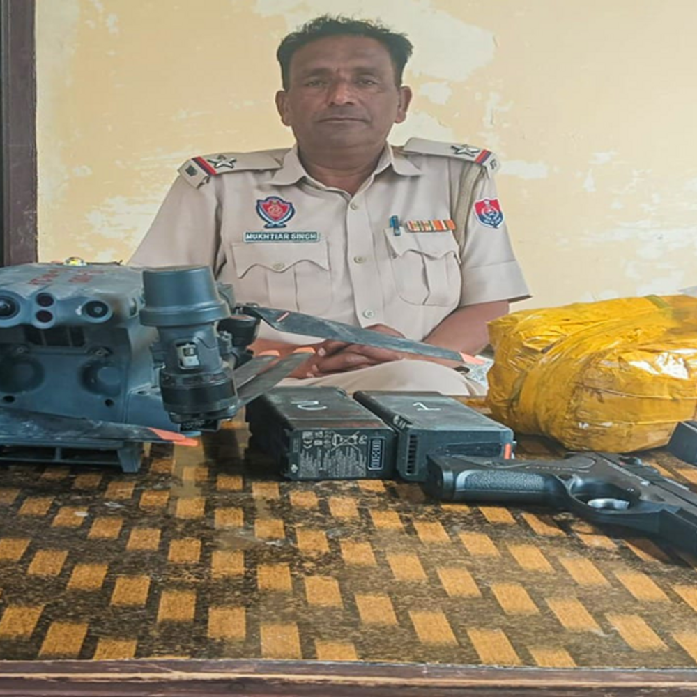 अमृतसर में 2 किलो हेरोइन और ग्लॉक पिस्तौल बरामद:  ड्रोन से हो रही थी तस्करी, पुलिस और BSF ने चलाया जॉइंट ऑपरेशन – Amritsar News
