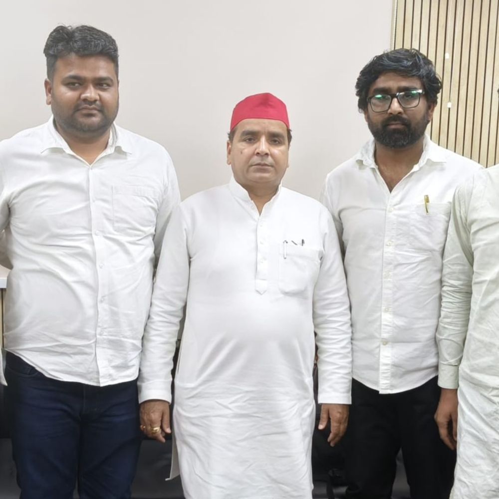 सपा सांसद धर्मेंद यादव से मिले छात्रनेता:सीसीएसयू में हो रहे भ्रष्टाचार का मुद्दा उठाया