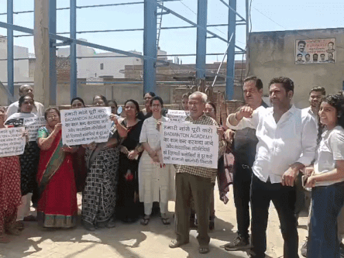 भिवानी में कॉमर्शियल निर्माण को लेकर विवाद:  कॉलोनी में विरोध प्रदर्शन, अधिकारियों को दी गई बार-बार शिकायत, दोनों तरफ से एक-दूसरे पर आरोप प्रत्यारोप – Bhiwani News