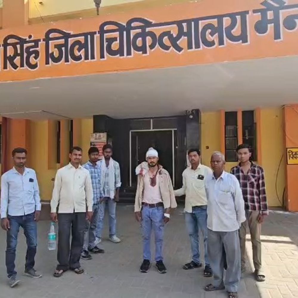 आम रास्ते पर रातों रात दीवार बना कर रास्ता रोका:मैनपुरी में विरोध करने पर दबंगों ने युवक का ईंट से फोड़ा सर, लहूलुहान हुआ युवक