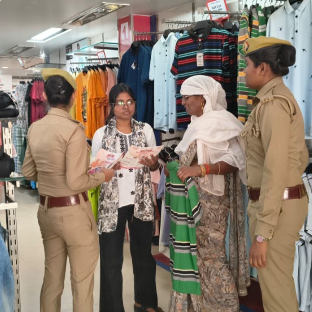 प्रतापगढ़ पुलिस का 'मिशन शक्ति'द्वितीय चरण:छात्राओं को सुरक्षा कानूनों और हेल्पलाइन नंबरों की जानकारी दी