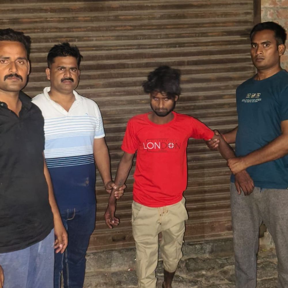 बाराबंकी में एनडीपीएस का फरार आरोपी गिरफ्तार:सफदरगंज पुलिस ने दो घंटे में जंगल से पकड़ा, कस्टडी से भागा था