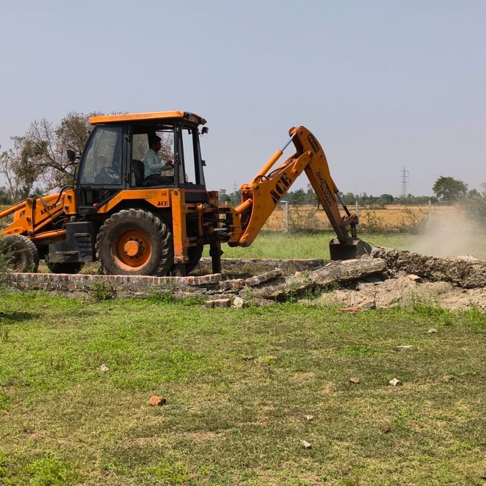 ललितपुर में अवैध कॉलोनियों पर चला बुलडोजर:प्रशासन ने बिना लेआउट पास कराए निर्माण ध्वस्त किए