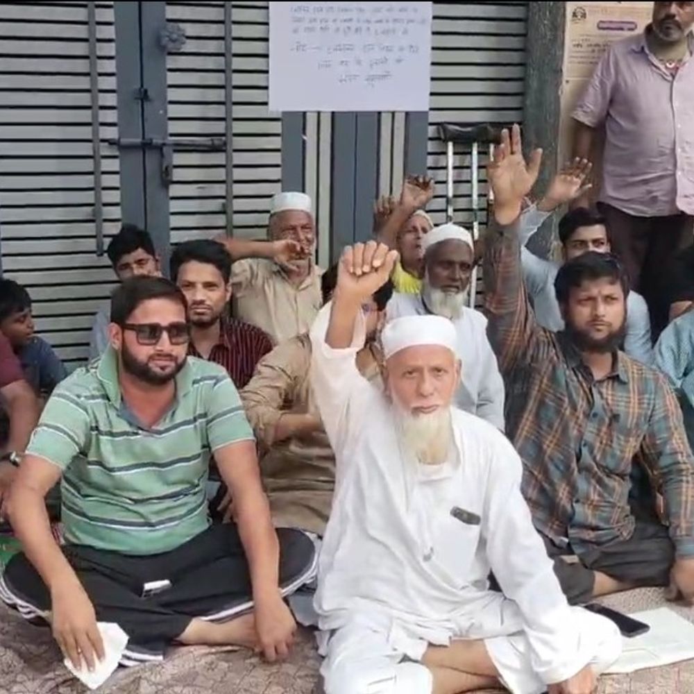 मुरादाबाद में दुकानदारों का धरना शुरू:बैंकट हॉल के साथ सील हुई दुकानें, बोले- एक महीने से रोजी-रोटी ठप