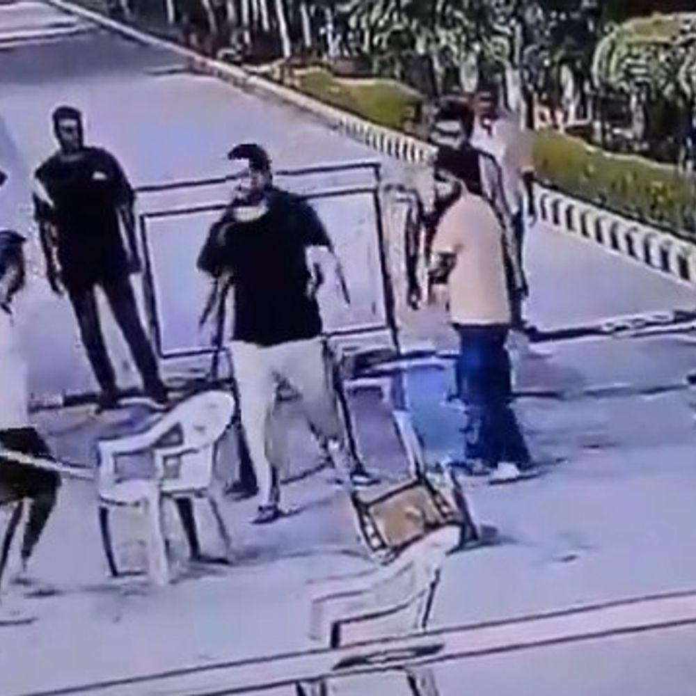 ग्रेटर नोएडा वेस्ट में रेजिडेंट-गार्ड में मारपीट:गाड़ी खड़ी करने को लेकर विवाद, पुलिस CCTV फुटेज से जांच में जुटी
