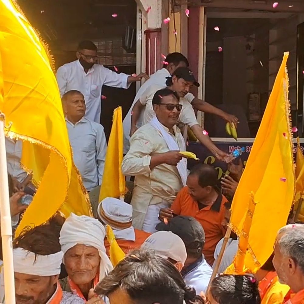 इटावा में भगवान परशुराम जन्मोत्सव शोभा यात्रा पर दिखा सौहार्द:मुस्लिम समाज ने पुष्प वर्षा कर किया भव्य स्वागत, यात्रा में उमड़ा जनसैलाब