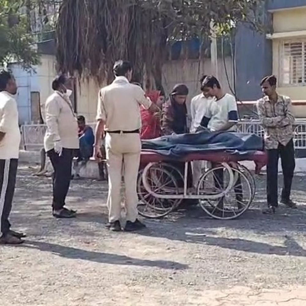 दीवार पर दोस्तों के नाम लिख दी जान:गुना में युवक ने खाया जहर; भाभी से कहा- 'मैं अलविदा हो रहा हूं, इन लोगों को छोड़ना नहीं'