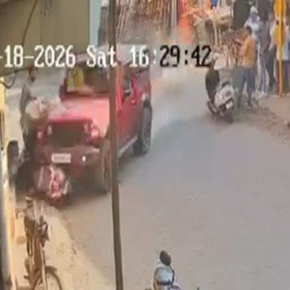 मथुरा में तेज रफ्तार थार का कहर:जूस पीने आए भाई बहन को रौंदा,गाड़ी पलटने का CCTV वीडियो आया सामने