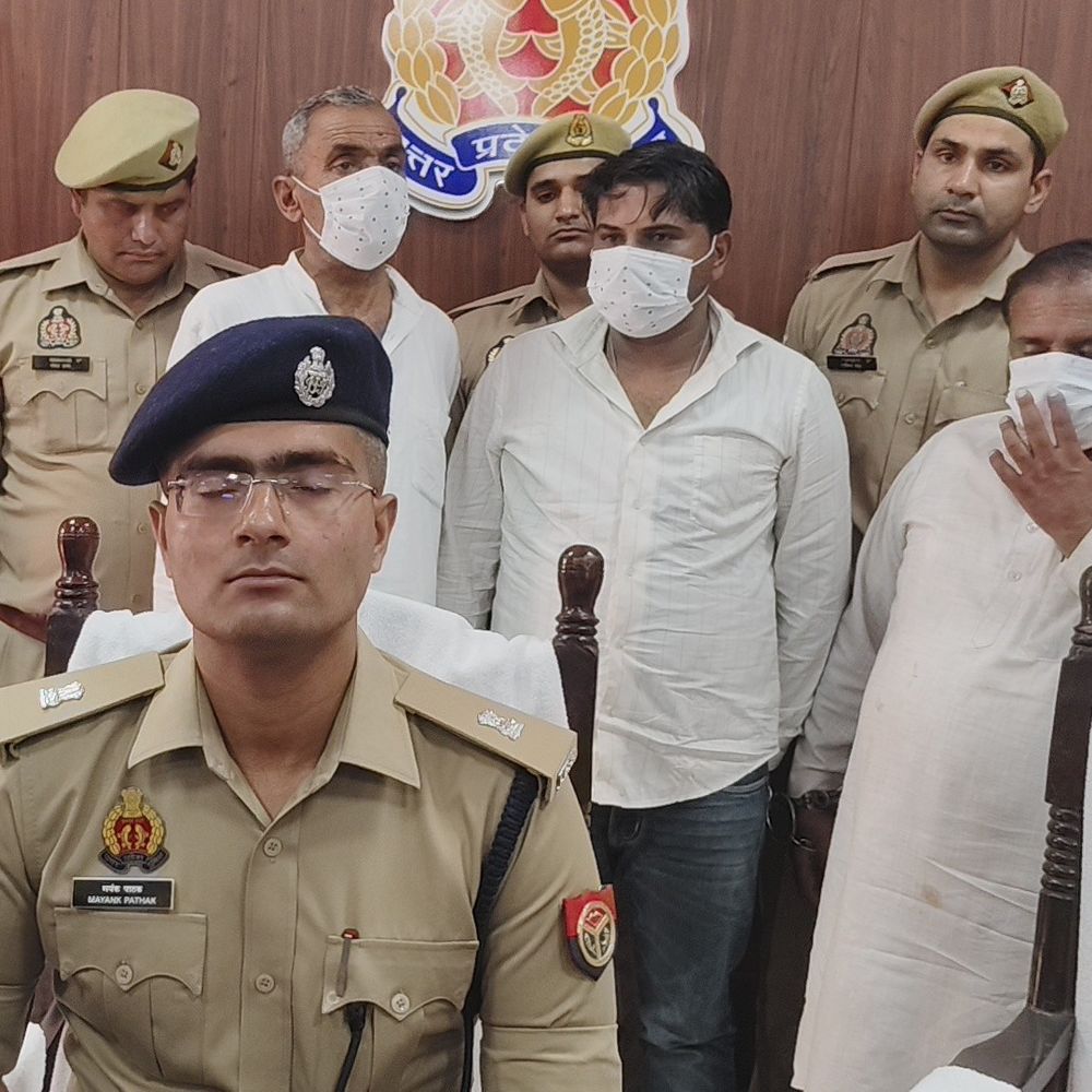 सहारनपुर में स्टोन क्रेशर कारोबारियों से रंगदारी:3 गिरफ्तार, 30 लाख नकद और साइन की पार्टनरशिप डीड बरामद