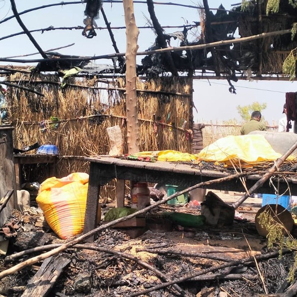 बाराबंकी में लगी आग, 18 झोपड़ी जलकर राख:जानवरों के साथ अनाज, बिस्तर और नकदी जली, लाखों का नुकसान