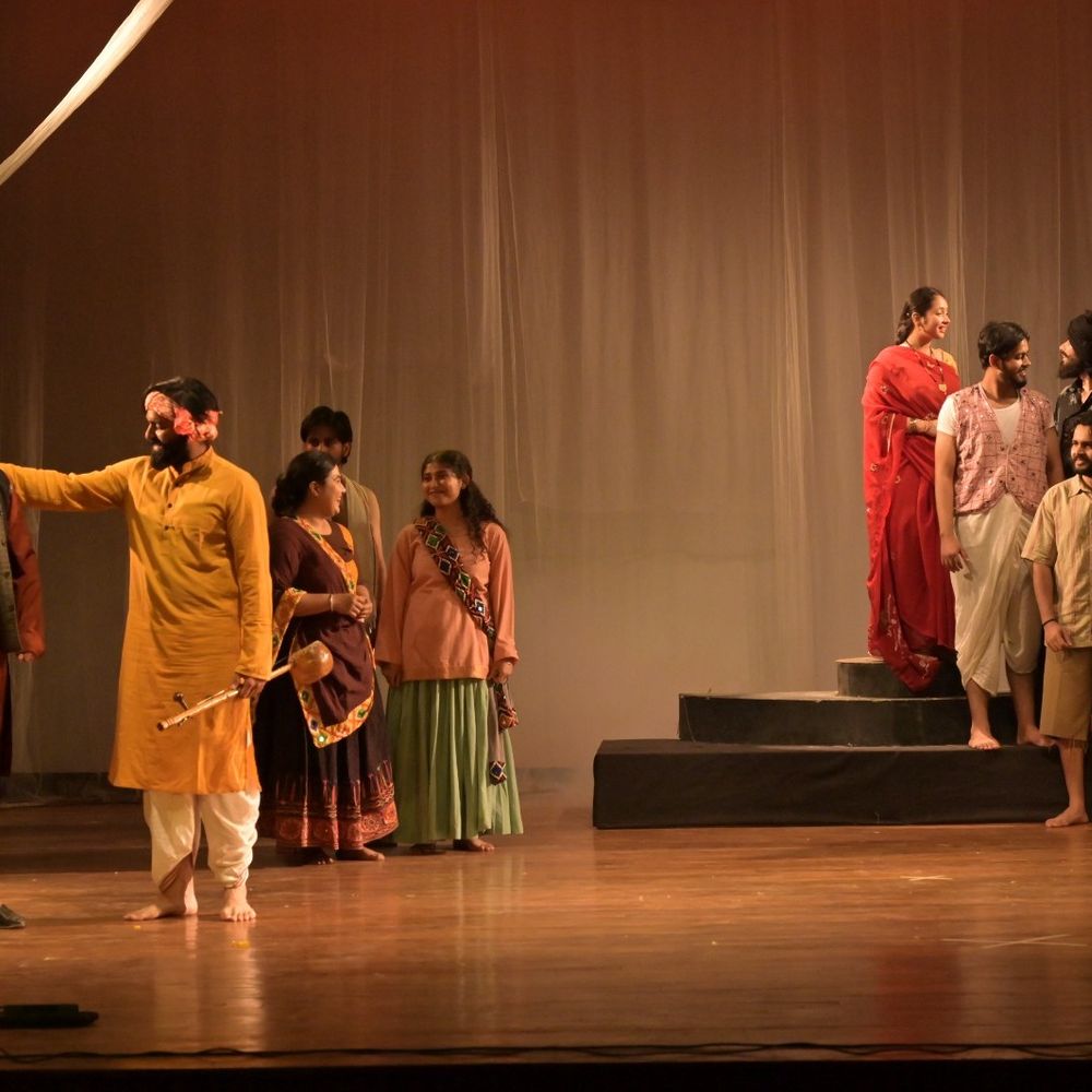 प्रयागराज में बैसाखी महोत्सव में नाटक 'संगच्छध्वम्' का मंचन:कबीर-रैदास की वाणी से दिया सांस्कृतिक एकता का संदेश