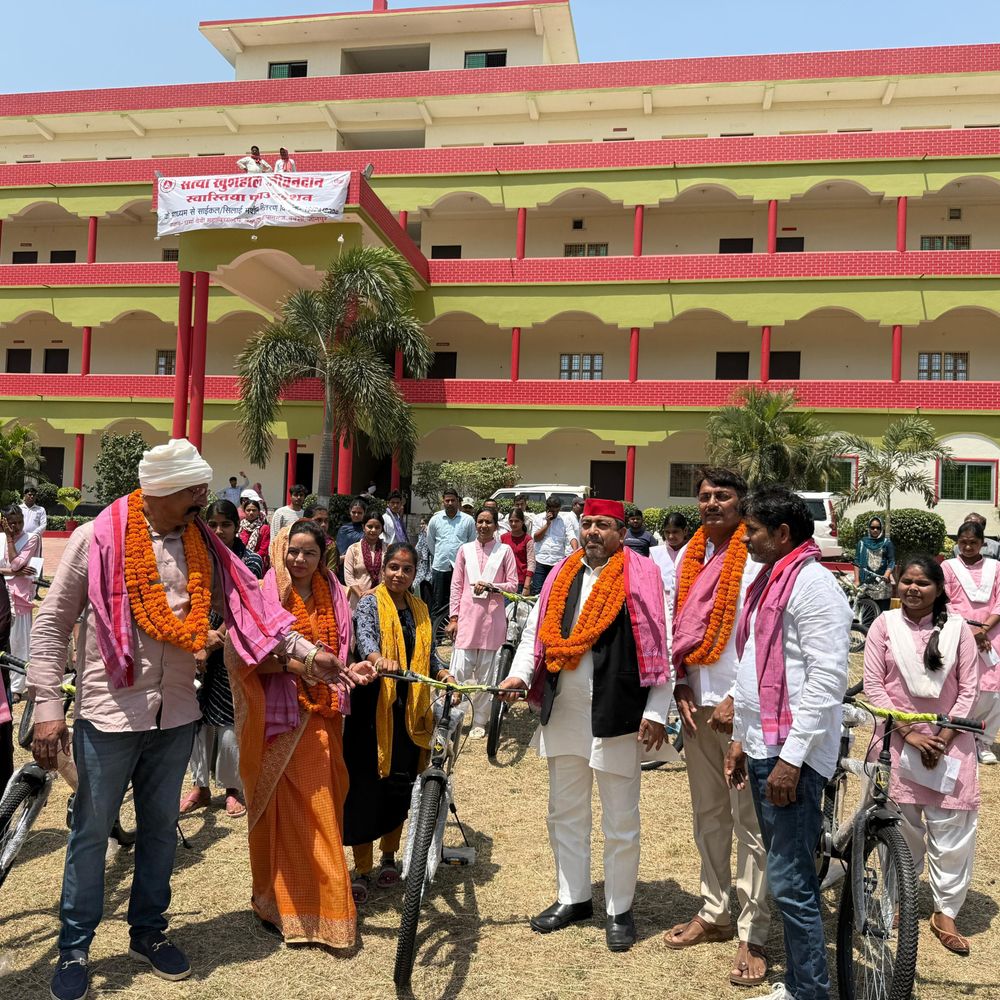 धर्मादेवी महाविद्यालय में 108 छात्रों को साइकिल वितरित:सपा जिलाध्यक्ष बोले- यह सपनों को रफ्तार देने का माध्यम